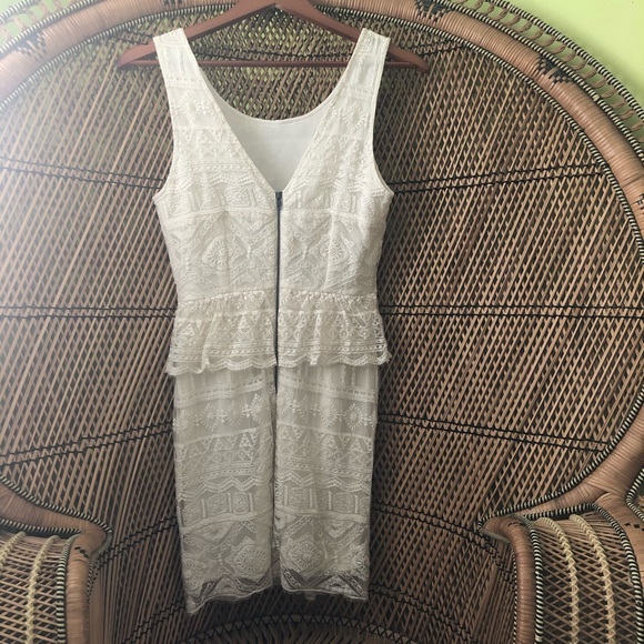 🌹2/30 White Lace Dress - Picture 2 of 4